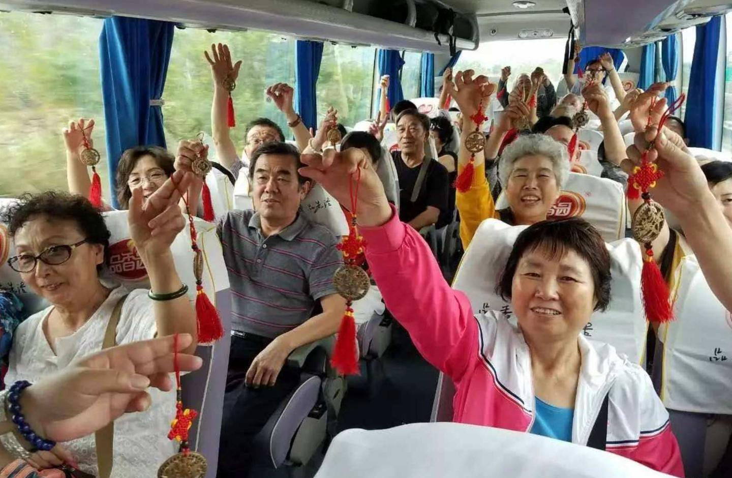 Sau nghỉ hưu, t&ocirc;i đ&atilde; qu&aacute; cả tin khi tham gia c&aacute;c nh&oacute;m người cao tuổi, v&agrave; c&aacute;i gi&aacute; phải trả kh&ocirc;ng hề nhỏ - Ảnh 1.