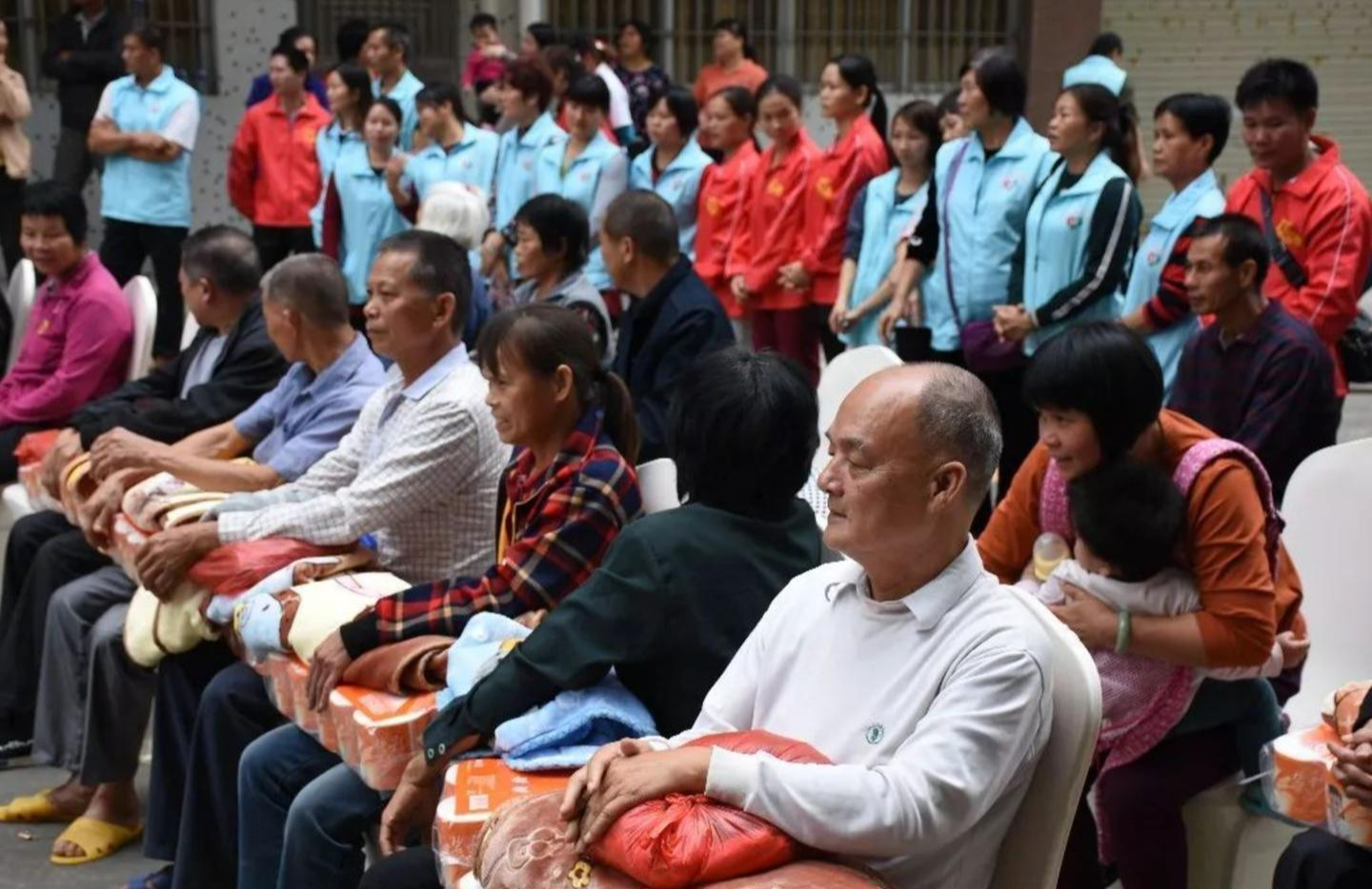 Sau nghỉ hưu, t&ocirc;i đ&atilde; qu&aacute; cả tin khi tham gia c&aacute;c nh&oacute;m người cao tuổi, v&agrave; c&aacute;i gi&aacute; phải trả kh&ocirc;ng hề nhỏ - Ảnh 2.