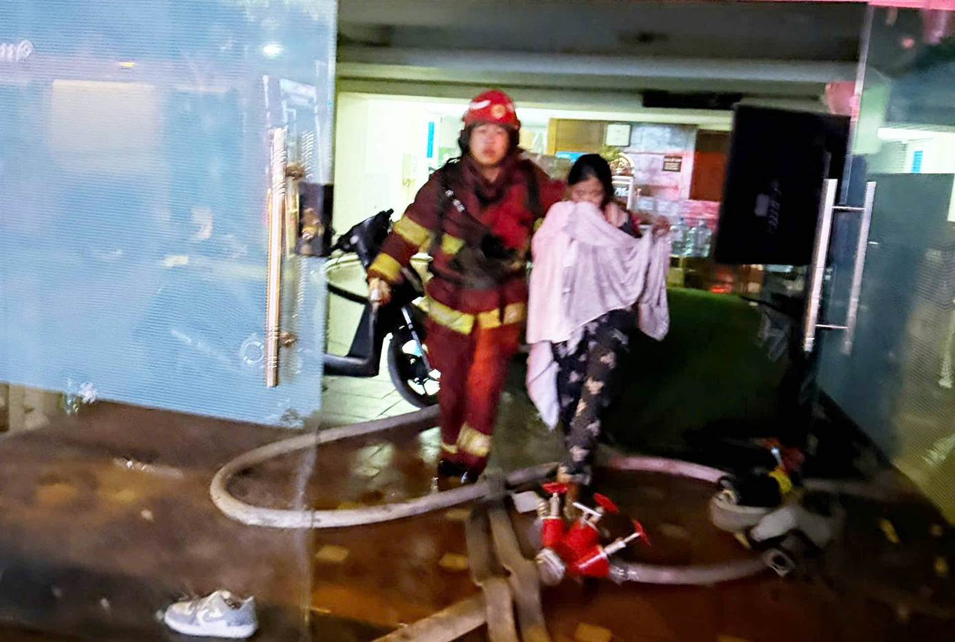 Nghi &aacute;n đốt nh&agrave; trọ ở H&agrave; Nội g&acirc;y hoang mang, 7 người tho&aacute;t nạn an to&agrave;n - Ảnh 2.