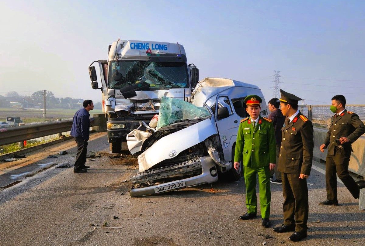 Vụ xe kh&aacute;ch gặn nạn 4 người chết, 5 người bị thương: 