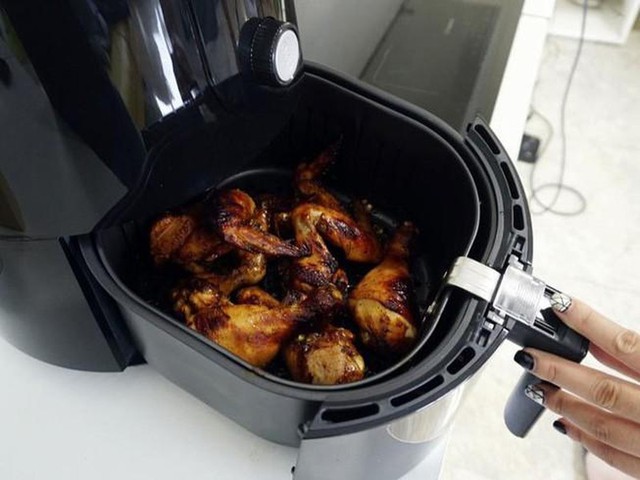 5 sai lầm khi d&ugrave;ng nồi chi&ecirc;n kh&ocirc;ng dầu khiến nồi nhanh hỏng, g&acirc;y hại sức khỏe- Ảnh 1.