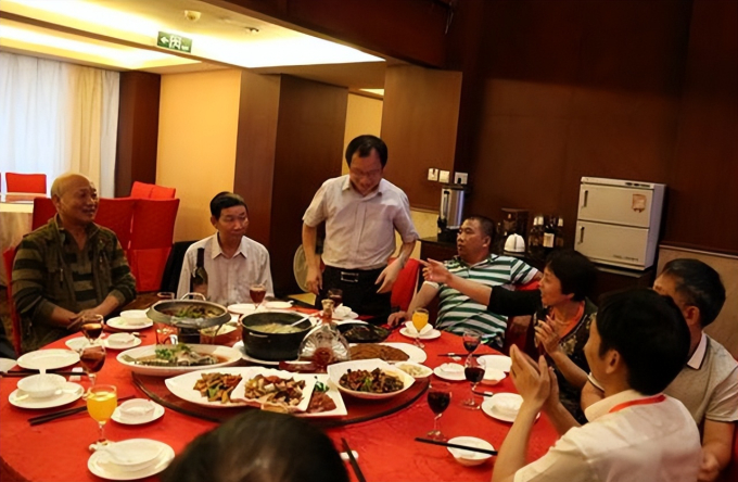 Lớp trưởng bị bạn học cũ &eacute;p thanh to&aacute;n ho&aacute; đơn hơn 56 triệu đồng, một c&acirc;u n&oacute;i của &ldquo;hoa kh&ocirc;i lớp&rdquo; đ&atilde; thay đổi tất cả- Ảnh 3.