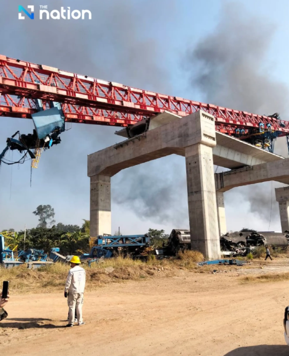 Th&aacute;i Lan: Cần cẩu đổ sập g&acirc;y thảm kịch, &iacute;t nhất 22 người thiệt mạng - Ảnh 6.