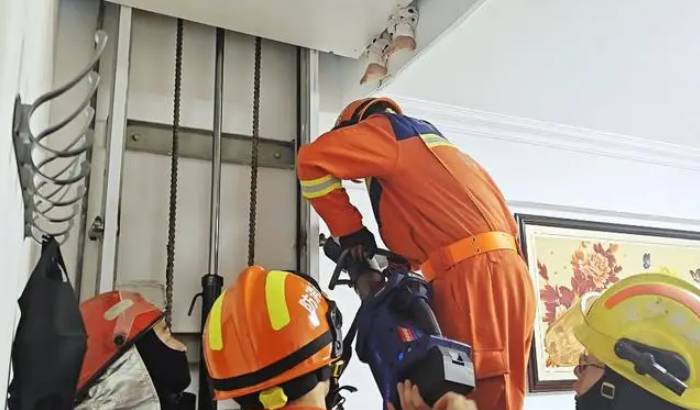 Hoảng hốt phát hiện đôi chân trẻ nhỏ thò ra từ trần nhà, gia đình lập tức báo cảnh sát- Ảnh 1. Hoảng hốt phát hiện đôi chân trẻ nhỏ thò ra từ trần nhà, gia đình lập tức báo cảnh sát- Ảnh 1.