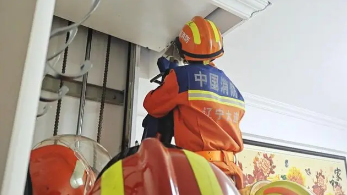 Hoảng hốt phát hiện đôi chân trẻ nhỏ thò ra từ trần nhà, gia đình lập tức báo cảnh sát- Ảnh 2. Hoảng hốt phát hiện đôi chân trẻ nhỏ thò ra từ trần nhà, gia đình lập tức báo cảnh sát- Ảnh 2.