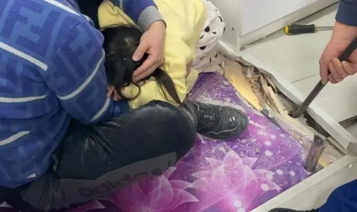 Hoảng hốt phát hiện đôi chân trẻ nhỏ thò ra từ trần nhà, gia đình lập tức báo cảnh sát- Ảnh 3. Hoảng hốt phát hiện đôi chân trẻ nhỏ thò ra từ trần nhà, gia đình lập tức báo cảnh sát- Ảnh 3.