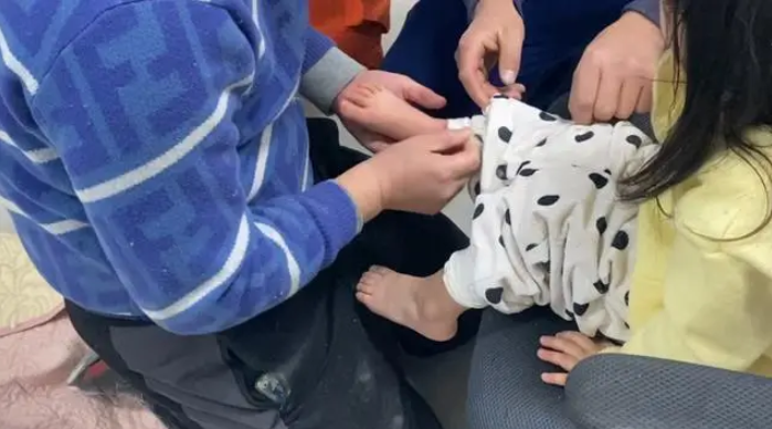 Hoảng hốt phát hiện đôi chân trẻ nhỏ thò ra từ trần nhà, gia đình lập tức báo cảnh sát- Ảnh 4. Hoảng hốt phát hiện đôi chân trẻ nhỏ thò ra từ trần nhà, gia đình lập tức báo cảnh sát- Ảnh 4.