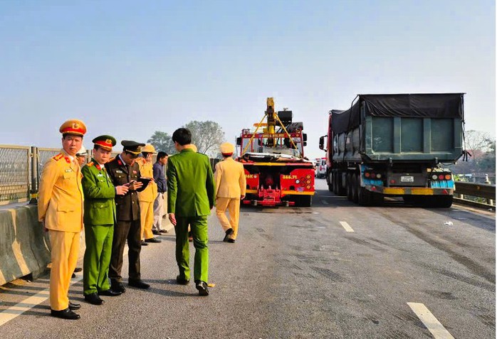 Hiện trường vụ tai nạn thảm khốc tr&ecirc;n cao tốc Bắc - Nam khiến 4 người chết - Ảnh 4.