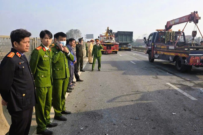 Hiện trường vụ tai nạn thảm khốc tr&ecirc;n cao tốc Bắc - Nam khiến 4 người chết - Ảnh 2.