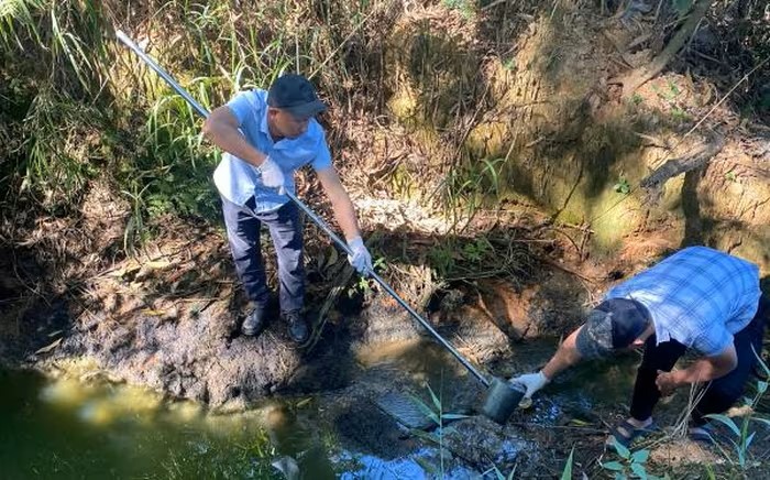 2 nh&agrave; m&aacute;y chế biến tinh bột sắn xả thải trực tiếp ra s&ocirc;ng - Ảnh 1.