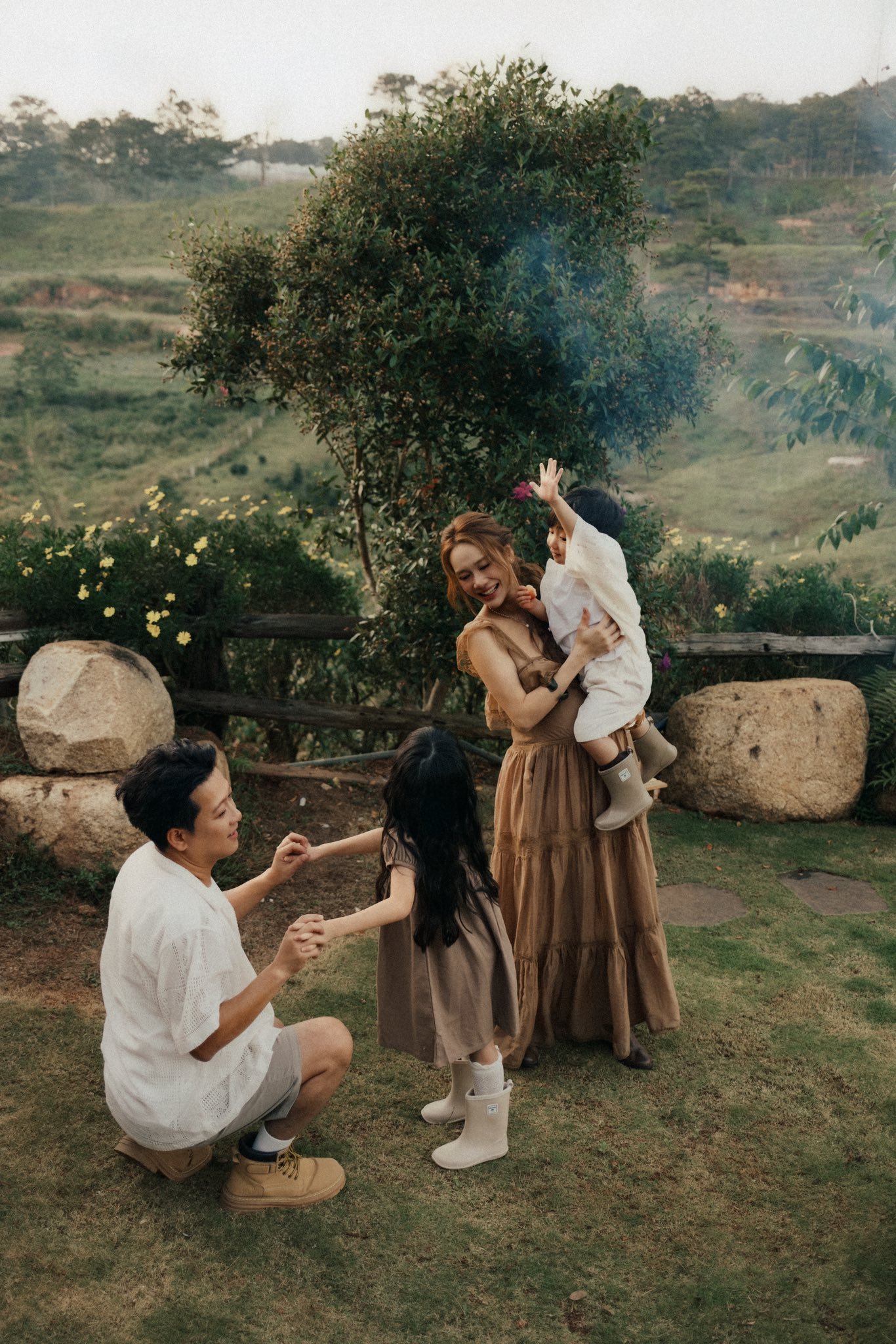 Bộ ảnh gia đ&igrave;nh Trường Giang - Nh&atilde; Phương ở Đ&agrave; Lạt: 2 nh&oacute;c tỳ lộ r&otilde; mặt, hạnh ph&uacute;c tr&agrave;n m&agrave;n h&igrave;nh!- Ảnh 5.