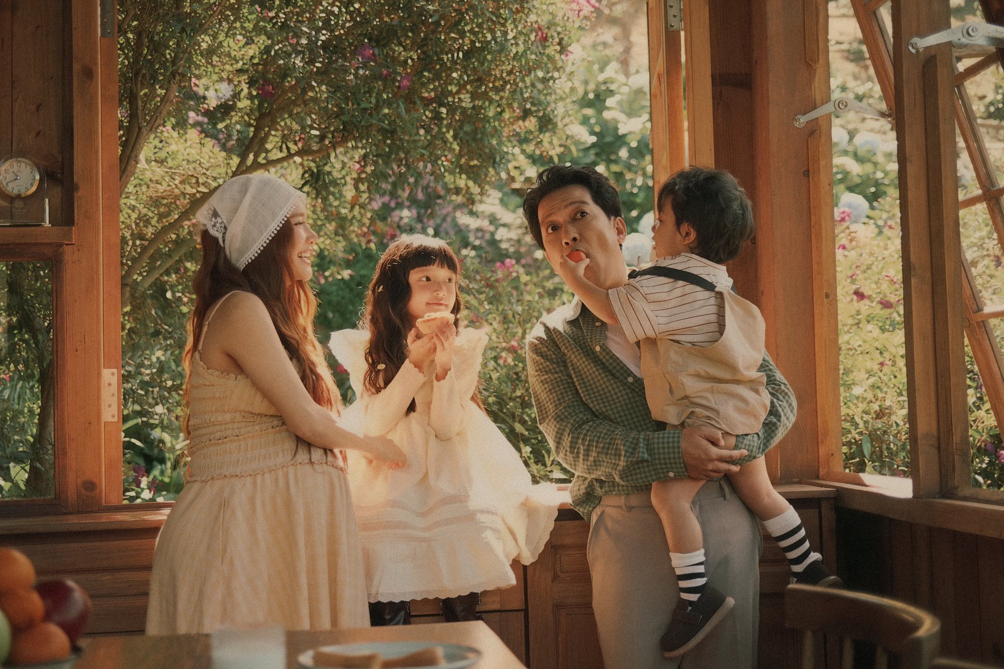 Bộ ảnh gia đ&igrave;nh Trường Giang - Nh&atilde; Phương ở Đ&agrave; Lạt: 2 nh&oacute;c tỳ lộ r&otilde; mặt, hạnh ph&uacute;c tr&agrave;n m&agrave;n h&igrave;nh!- Ảnh 2.