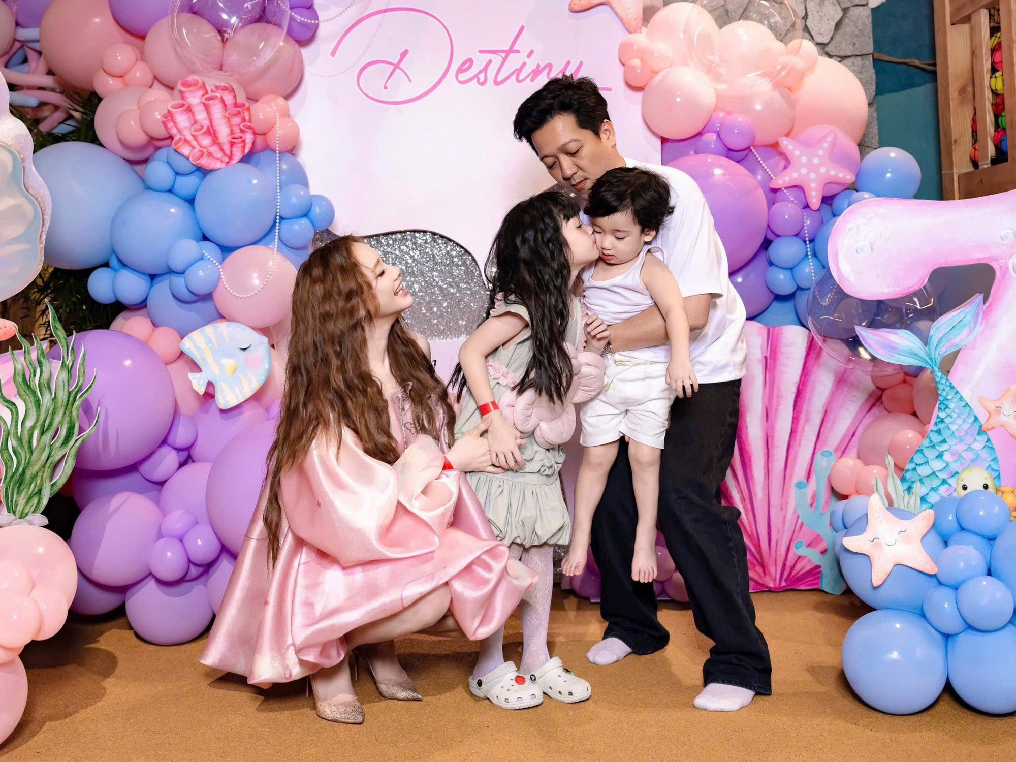 Bộ ảnh gia đ&igrave;nh Trường Giang - Nh&atilde; Phương ở Đ&agrave; Lạt: 2 nh&oacute;c tỳ lộ r&otilde; mặt, hạnh ph&uacute;c tr&agrave;n m&agrave;n h&igrave;nh!- Ảnh 12.