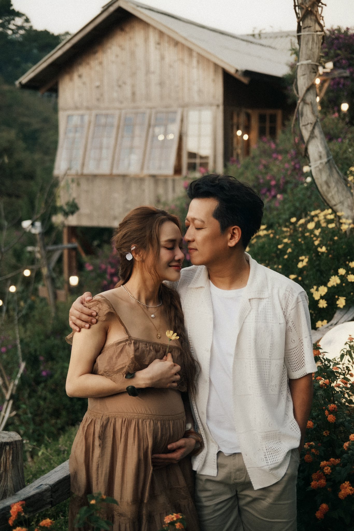 Bộ ảnh gia đ&igrave;nh Trường Giang - Nh&atilde; Phương ở Đ&agrave; Lạt: 2 nh&oacute;c tỳ lộ r&otilde; mặt, hạnh ph&uacute;c tr&agrave;n m&agrave;n h&igrave;nh!- Ảnh 1.