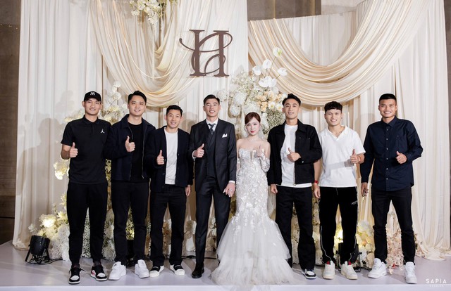 Do&atilde;n Hải My khoe visual s&aacute;ng bừng, cực tinh tế khi c&ugrave;ng Văn Hậu dự đ&aacute;m cưới của thủ m&ocirc;n U23 Việt Nam- Ảnh 4.