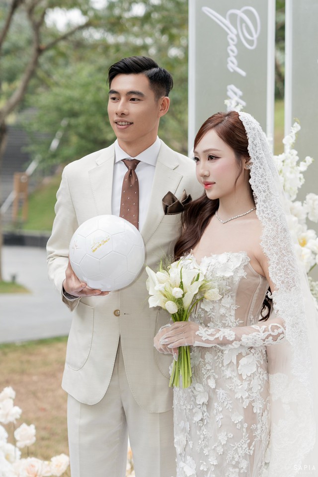 Do&atilde;n Hải My khoe visual s&aacute;ng bừng, cực tinh tế khi c&ugrave;ng Văn Hậu dự đ&aacute;m cưới của thủ m&ocirc;n U23 Việt Nam- Ảnh 1.