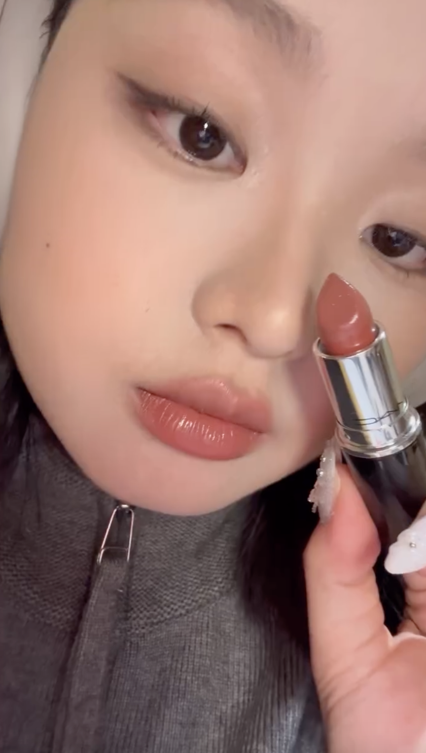 C&oacute; h&atilde;ng son cứ trời lạnh l&agrave; chiếm s&oacute;ng MXH: Qu&aacute; nhiều m&agrave;u hot trend, l&ecirc;n m&ocirc;i slay th&ocirc;i rồi! - Ảnh 11.