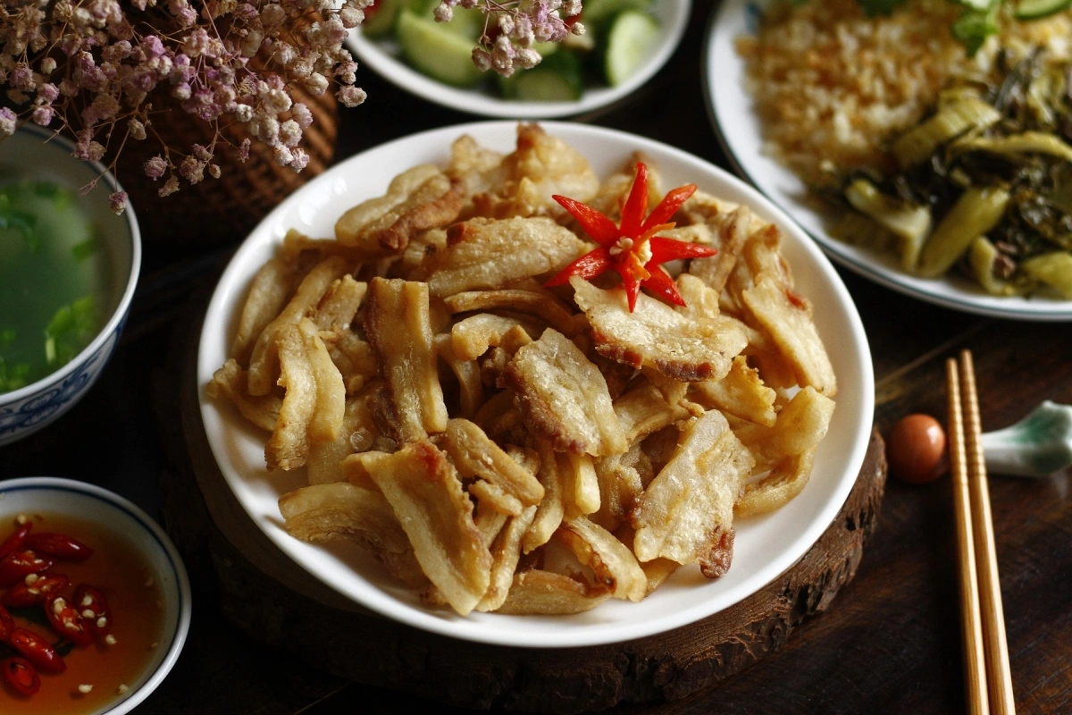 Mỡ lợn được xem là một trong những thực phẩm lành mạnh nhất thế giới, nhưng bì lợn chiên giòn liệu có nên ăn?- Ảnh 1.