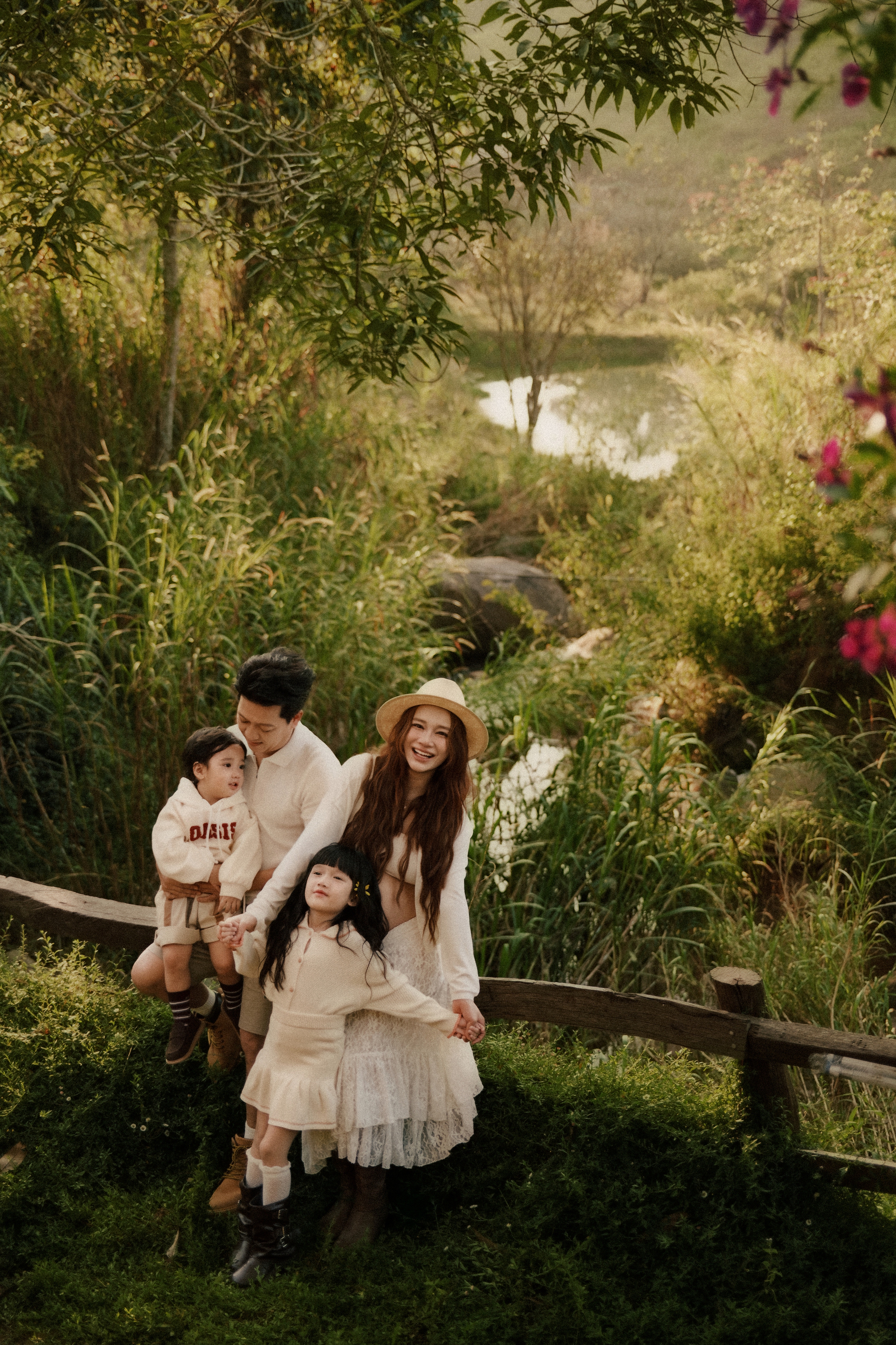 Bộ ảnh gia đ&igrave;nh Trường Giang - Nh&atilde; Phương ở Đ&agrave; Lạt: 2 nh&oacute;c tỳ lộ r&otilde; mặt, hạnh ph&uacute;c tr&agrave;n m&agrave;n h&igrave;nh!- Ảnh 3.