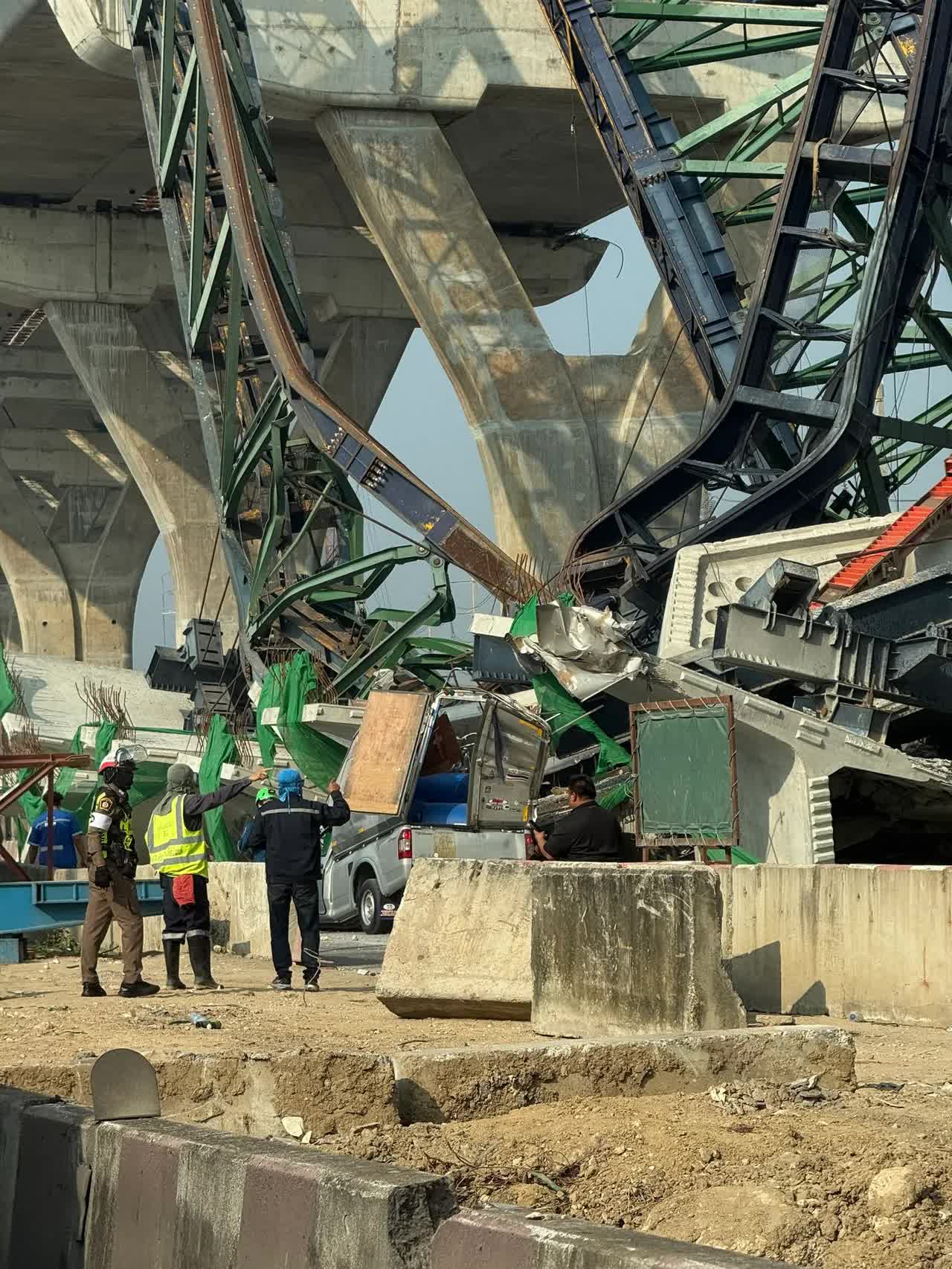 Sập cần cẩu tại Th&aacute;i Lan khiến 1 người chết , 32 người kh&aacute;c bị thương - Ảnh 3.