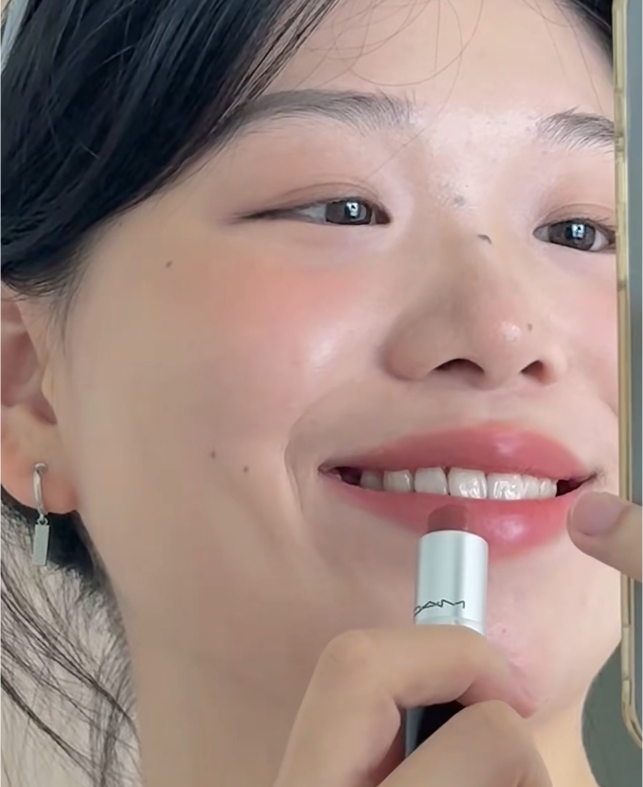 C&oacute; h&atilde;ng son cứ trời lạnh l&agrave; chiếm s&oacute;ng MXH: Qu&aacute; nhiều m&agrave;u hot trend, l&ecirc;n m&ocirc;i slay th&ocirc;i rồi! - Ảnh 2.