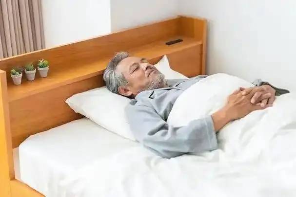 Người cao tuổi sống thọ thường c&oacute; 5 biểu hiện n&agrave;y khi ngủ ban đ&ecirc;m: Cha mẹ ch&uacute;ng ta c&oacute; 1 cũng l&agrave; t&iacute;n hiệu đ&aacute;ng mừng- Ảnh 2.