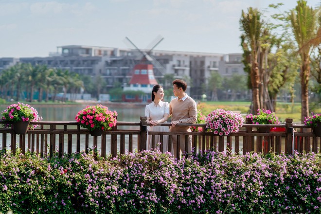 Ngắm bộ ảnh đẹp như ng&ocirc;n t&igrave;nh của đội trưởng tuyển Việt Nam b&ecirc;n Hoa kh&ocirc;i Đại học Vinh v&agrave; con g&aacute;i nhỏ- Ảnh 11.