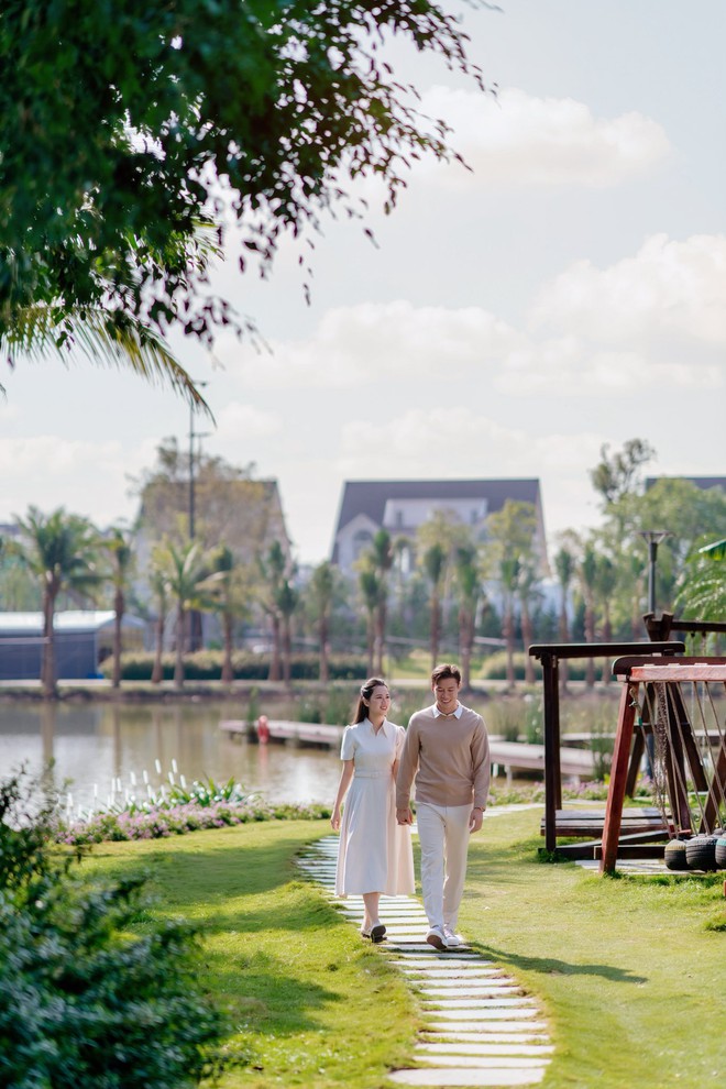 Ngắm bộ ảnh đẹp như ng&ocirc;n t&igrave;nh của đội trưởng tuyển Việt Nam b&ecirc;n Hoa kh&ocirc;i Đại học Vinh v&agrave; con g&aacute;i nhỏ- Ảnh 10.