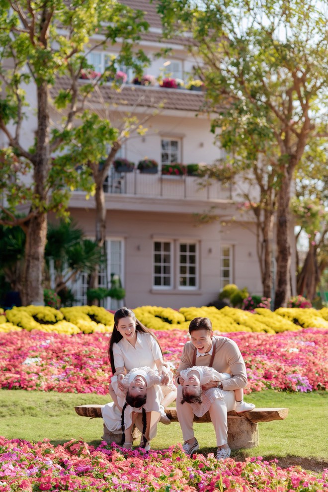 Ngắm bộ ảnh đẹp như ng&ocirc;n t&igrave;nh của đội trưởng tuyển Việt Nam b&ecirc;n Hoa kh&ocirc;i Đại học Vinh v&agrave; con g&aacute;i nhỏ- Ảnh 9.