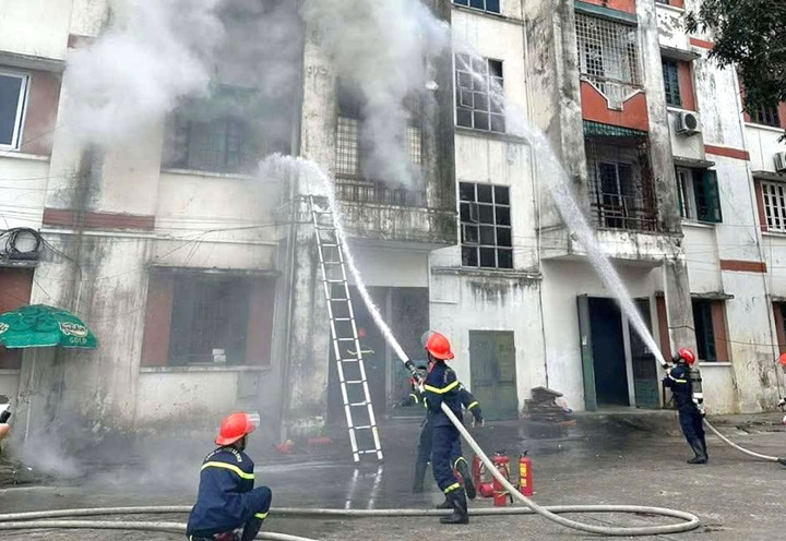 Ch&aacute;y căn hộ chung cư Nam Nguyễn Sỹ S&aacute;ch ở Nghệ An, thiệt hại nặng nề về t&agrave;i sản - Ảnh 2.