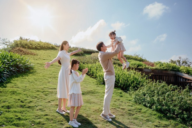 Ngắm bộ ảnh đẹp như ng&ocirc;n t&igrave;nh của đội trưởng tuyển Việt Nam b&ecirc;n Hoa kh&ocirc;i Đại học Vinh v&agrave; con g&aacute;i nhỏ- Ảnh 5.