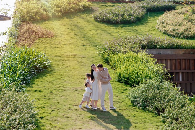 Ngắm bộ ảnh đẹp như ng&ocirc;n t&igrave;nh của đội trưởng tuyển Việt Nam b&ecirc;n Hoa kh&ocirc;i Đại học Vinh v&agrave; con g&aacute;i nhỏ- Ảnh 4.