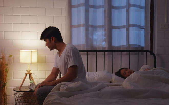 Nghe được cuộc gọi của vợ l&uacute;c nửa đ&ecirc;m, t&ocirc;i cho&aacute;ng v&aacute;ng khi biết th&acirc;n phận thật sự của bố dượng c&ocirc; ấy- Ảnh 1.