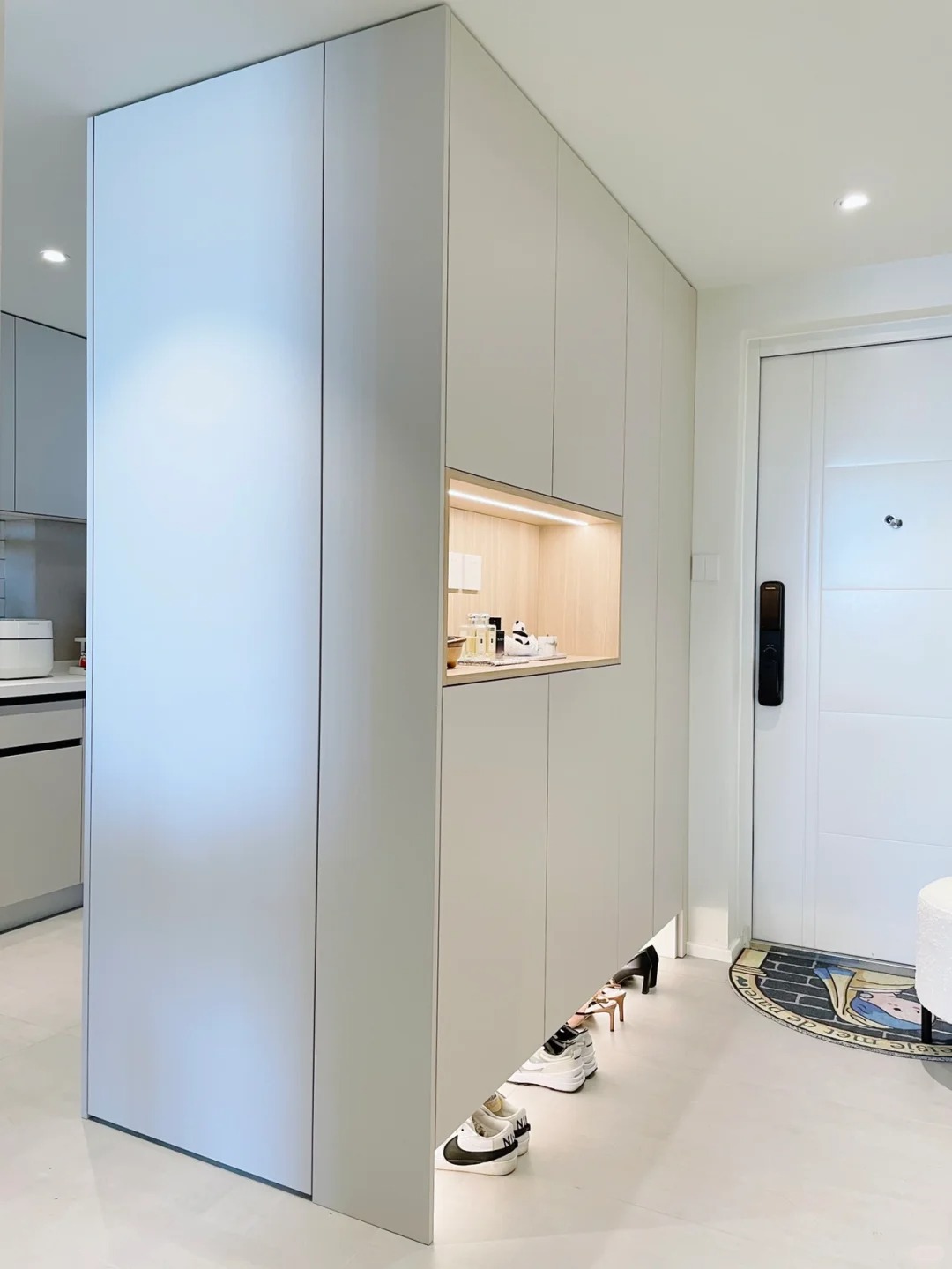 Vợ t&ocirc;i tự tay thiết kế to&agrave;n bộ hệ tủ trong nh&agrave; v&agrave; t&ocirc;i phải thừa nhận: Hiệu quả hơn nhiều nh&agrave; thiết kế - Ảnh 1.