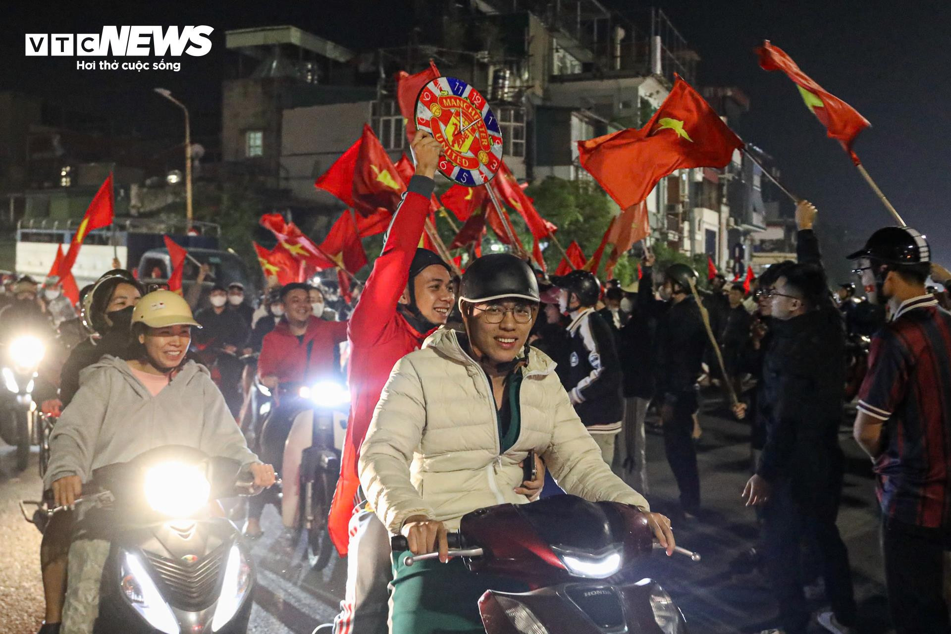 Cờ đỏ sao v&agrave;ng rực rỡ tại H&agrave; Nội mừng U23 Việt Nam v&agrave;o b&aacute;n kết U23 ch&acirc;u &Aacute; - Ảnh 12.