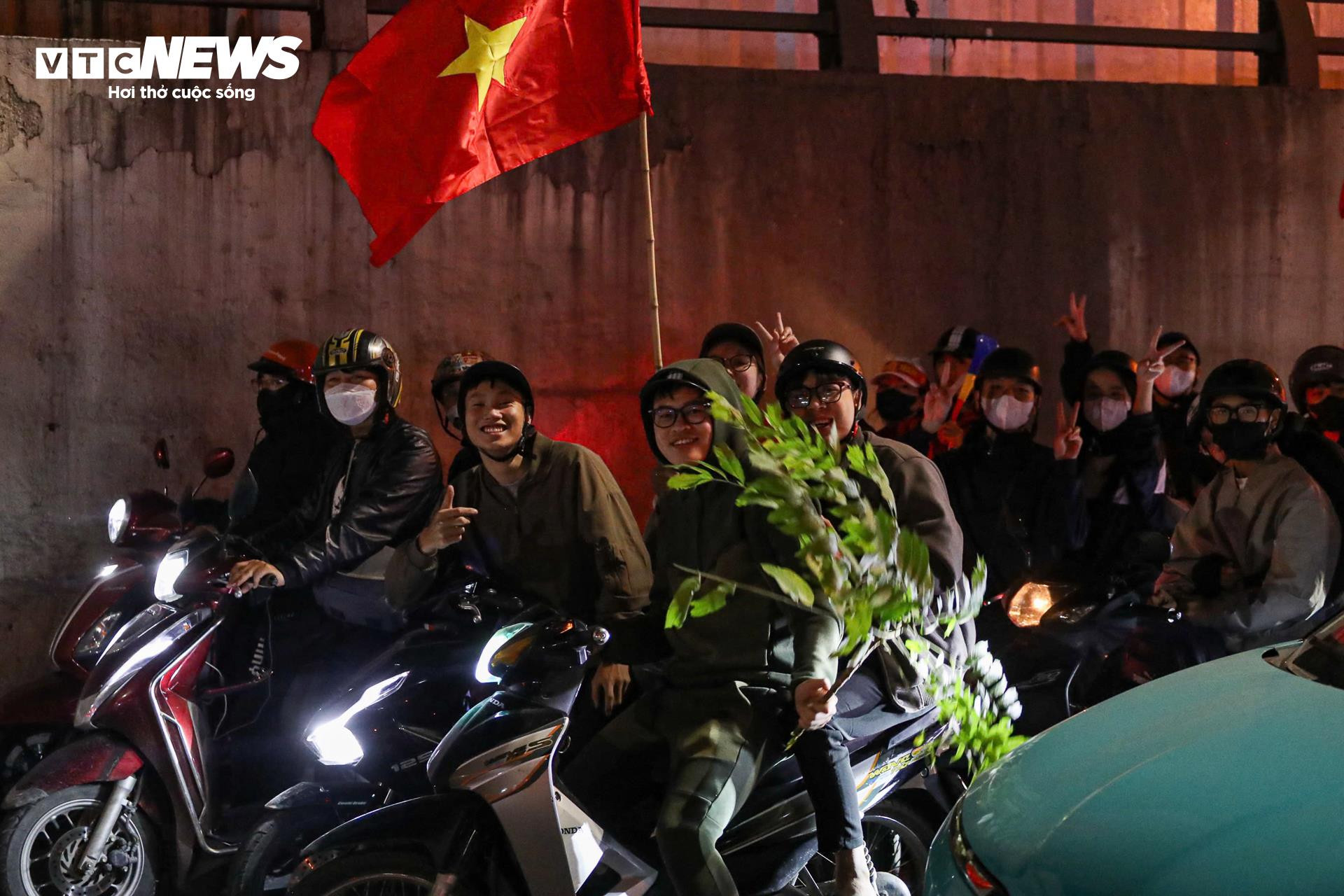 Cờ đỏ sao v&agrave;ng rực rỡ tại H&agrave; Nội mừng U23 Việt Nam v&agrave;o b&aacute;n kết U23 ch&acirc;u &Aacute; - Ảnh 13.