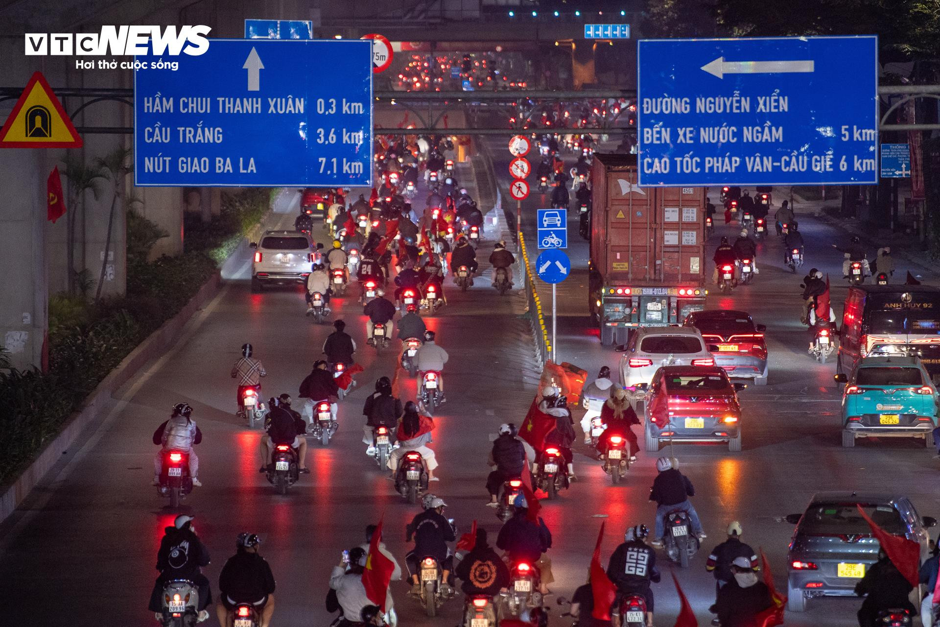 Cờ đỏ sao v&agrave;ng rực rỡ tại H&agrave; Nội mừng U23 Việt Nam v&agrave;o b&aacute;n kết U23 ch&acirc;u &Aacute; - Ảnh 14.