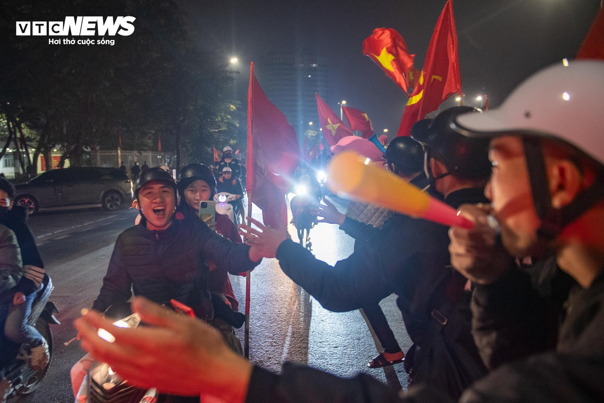 Cờ đỏ sao v&agrave;ng rực rỡ tại H&agrave; Nội mừng U23 Việt Nam v&agrave;o b&aacute;n kết U23 ch&acirc;u &Aacute; - Ảnh 8.