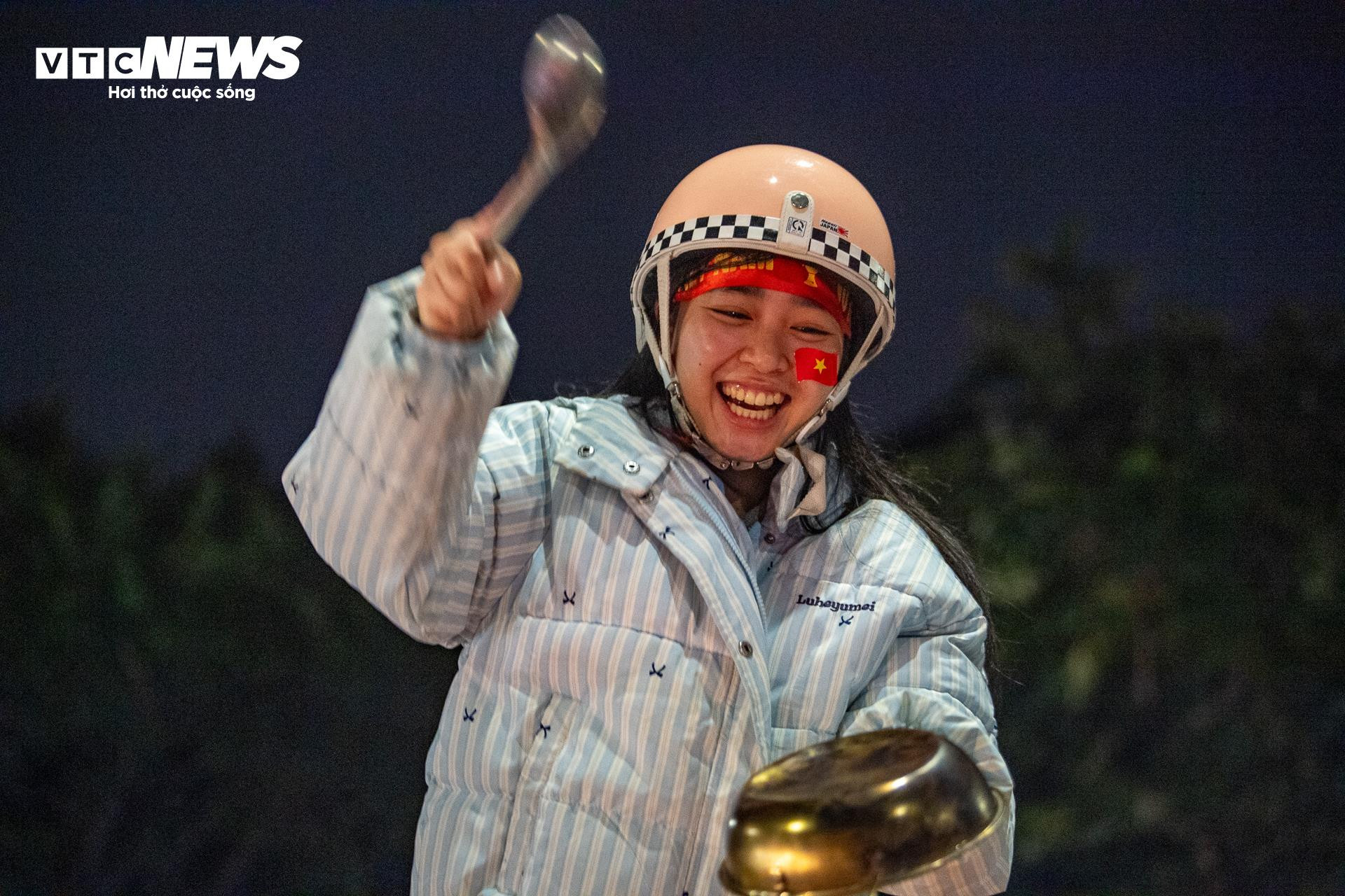 Cờ đỏ sao v&agrave;ng rực rỡ tại H&agrave; Nội mừng U23 Việt Nam v&agrave;o b&aacute;n kết U23 ch&acirc;u &Aacute; - Ảnh 4.