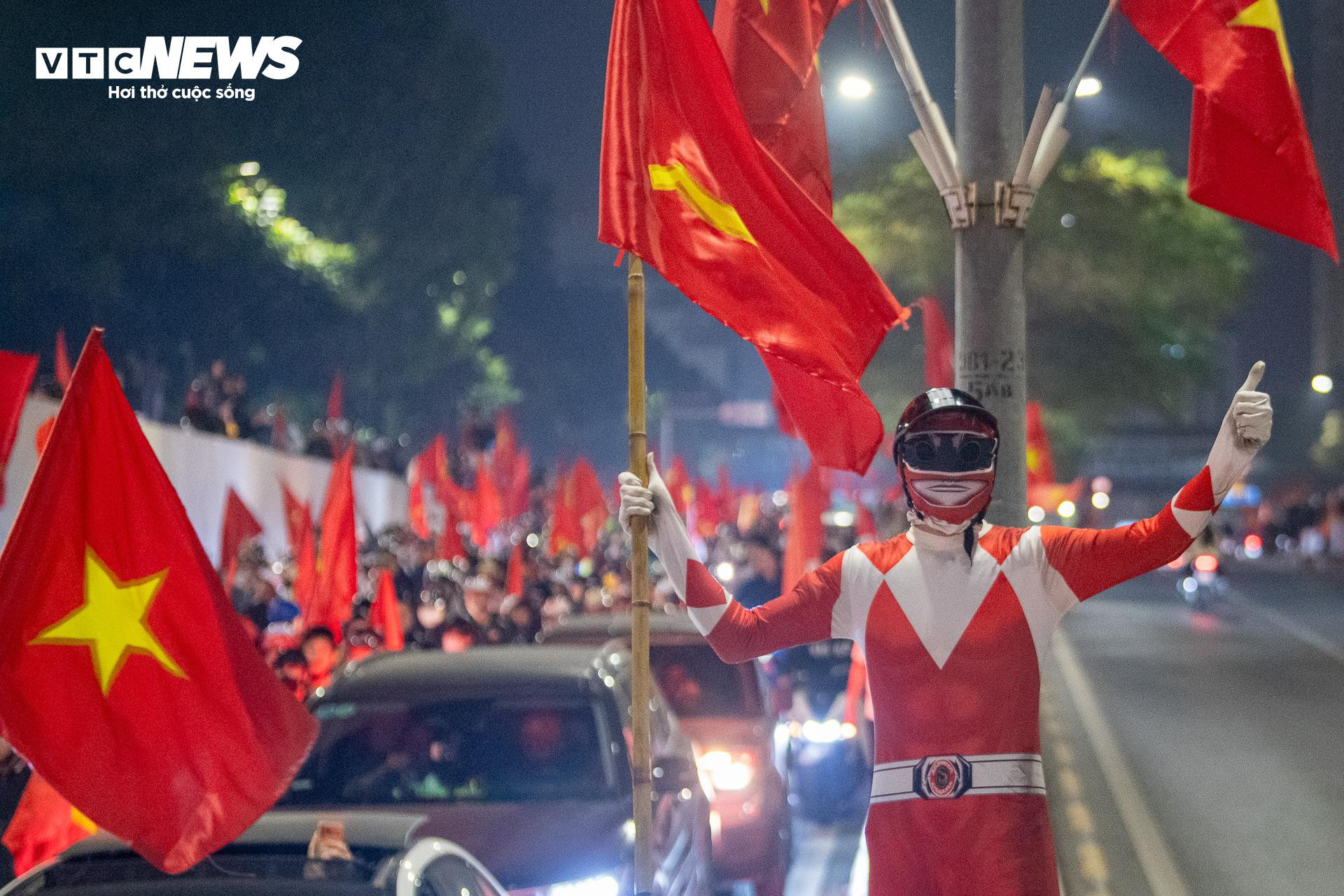 Cờ đỏ sao v&agrave;ng rực rỡ tại H&agrave; Nội mừng U23 Việt Nam v&agrave;o b&aacute;n kết U23 ch&acirc;u &Aacute; - Ảnh 9.