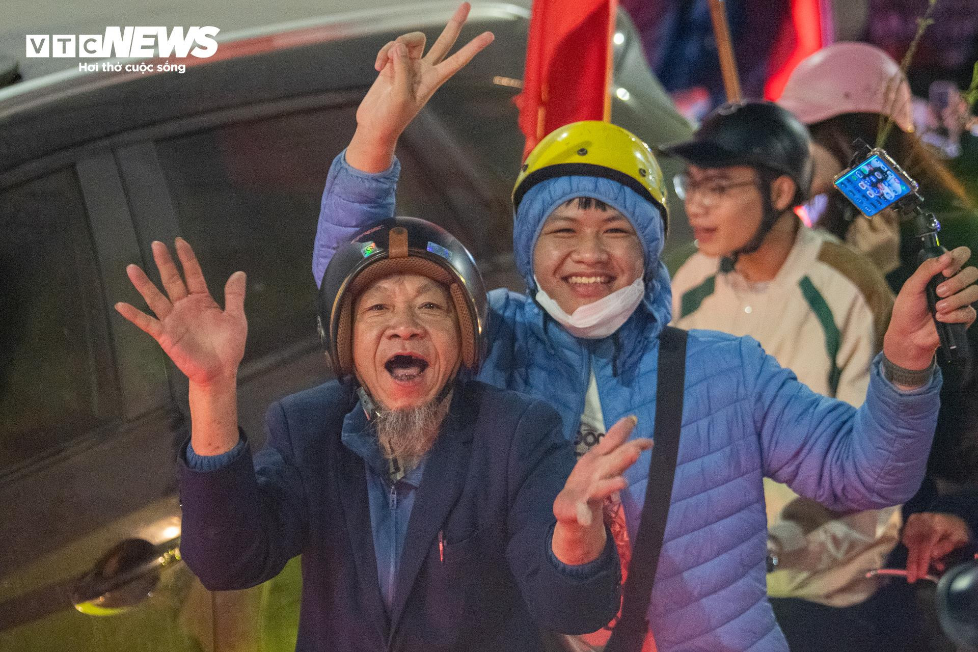 Cờ đỏ sao v&agrave;ng rực rỡ tại H&agrave; Nội mừng U23 Việt Nam v&agrave;o b&aacute;n kết U23 ch&acirc;u &Aacute; - Ảnh 7.