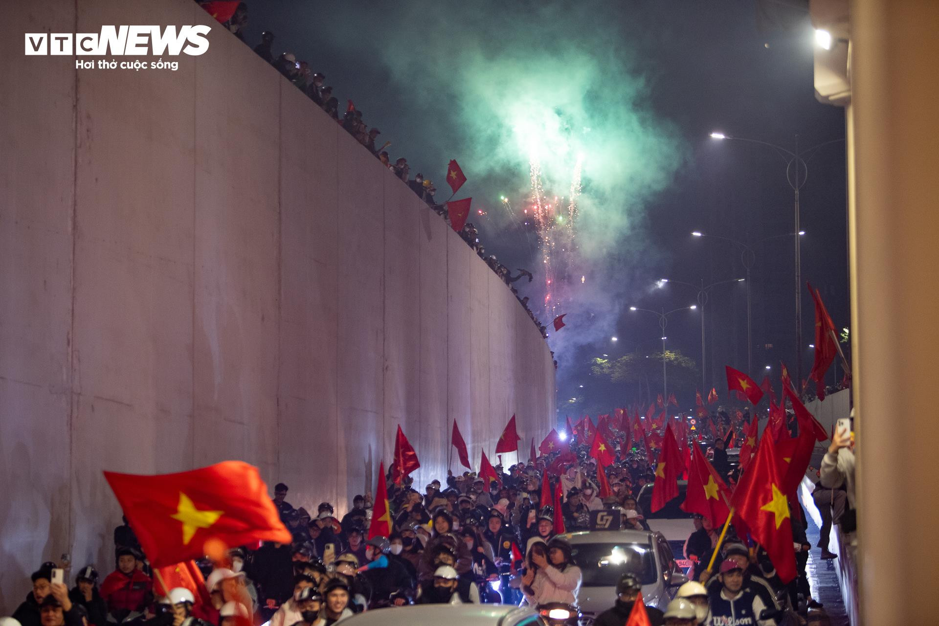 Cờ đỏ sao v&agrave;ng rực rỡ tại H&agrave; Nội mừng U23 Việt Nam v&agrave;o b&aacute;n kết U23 ch&acirc;u &Aacute; - Ảnh 1.