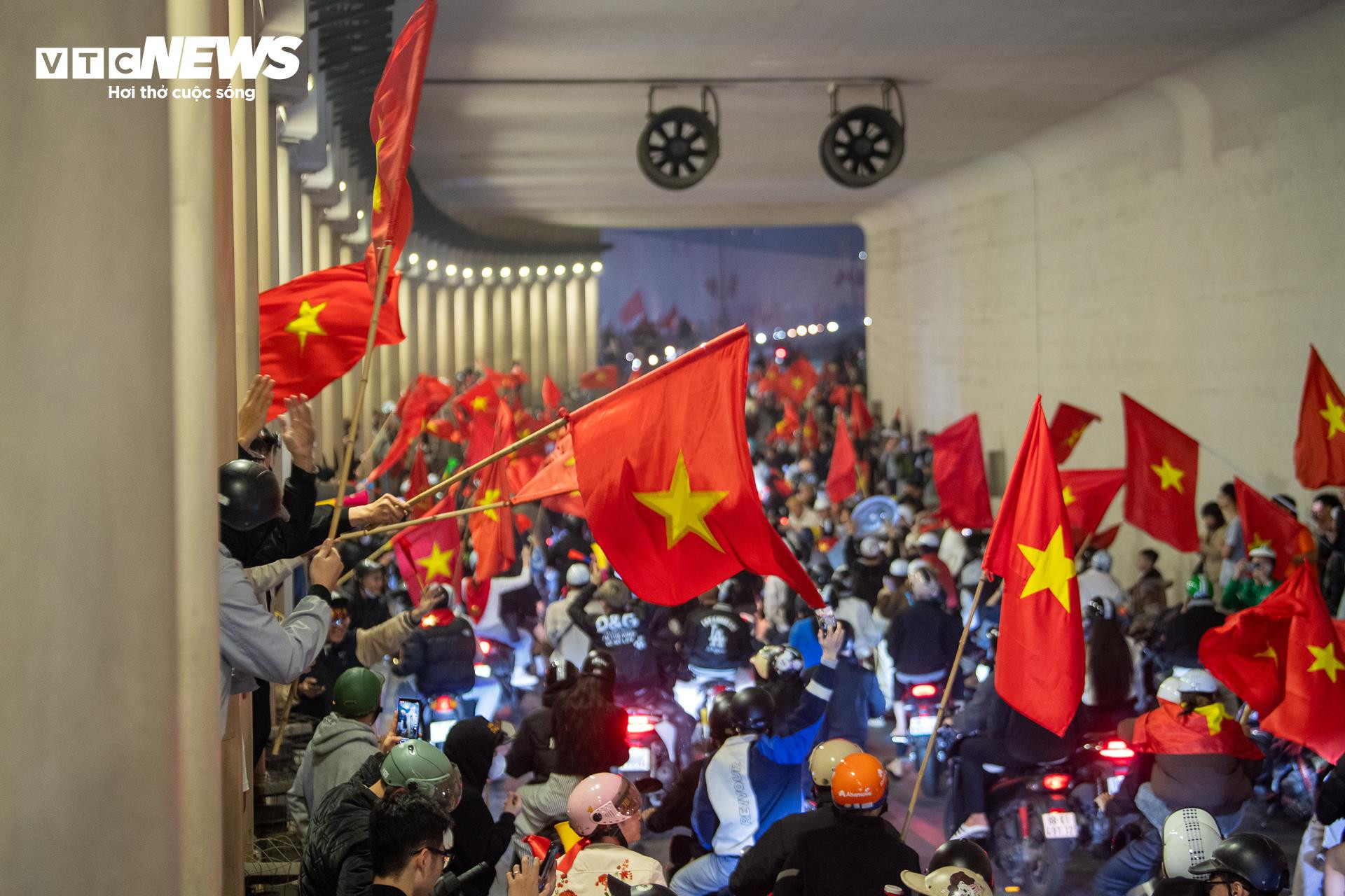 Cờ đỏ sao v&agrave;ng rực rỡ tại H&agrave; Nội mừng U23 Việt Nam v&agrave;o b&aacute;n kết U23 ch&acirc;u &Aacute; - Ảnh 2.