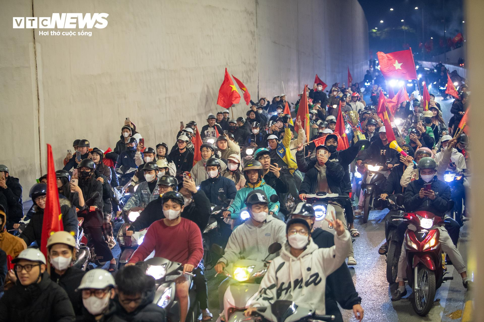 Cờ đỏ sao v&agrave;ng rực rỡ tại H&agrave; Nội mừng U23 Việt Nam v&agrave;o b&aacute;n kết U23 ch&acirc;u &Aacute; - Ảnh 5.