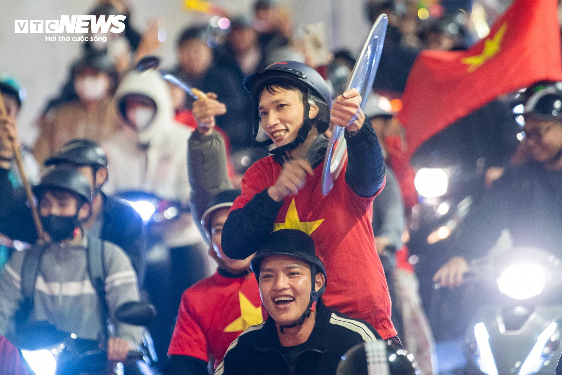 Cờ đỏ sao v&agrave;ng rực rỡ tại H&agrave; Nội mừng U23 Việt Nam v&agrave;o b&aacute;n kết U23 ch&acirc;u &Aacute; - Ảnh 3.