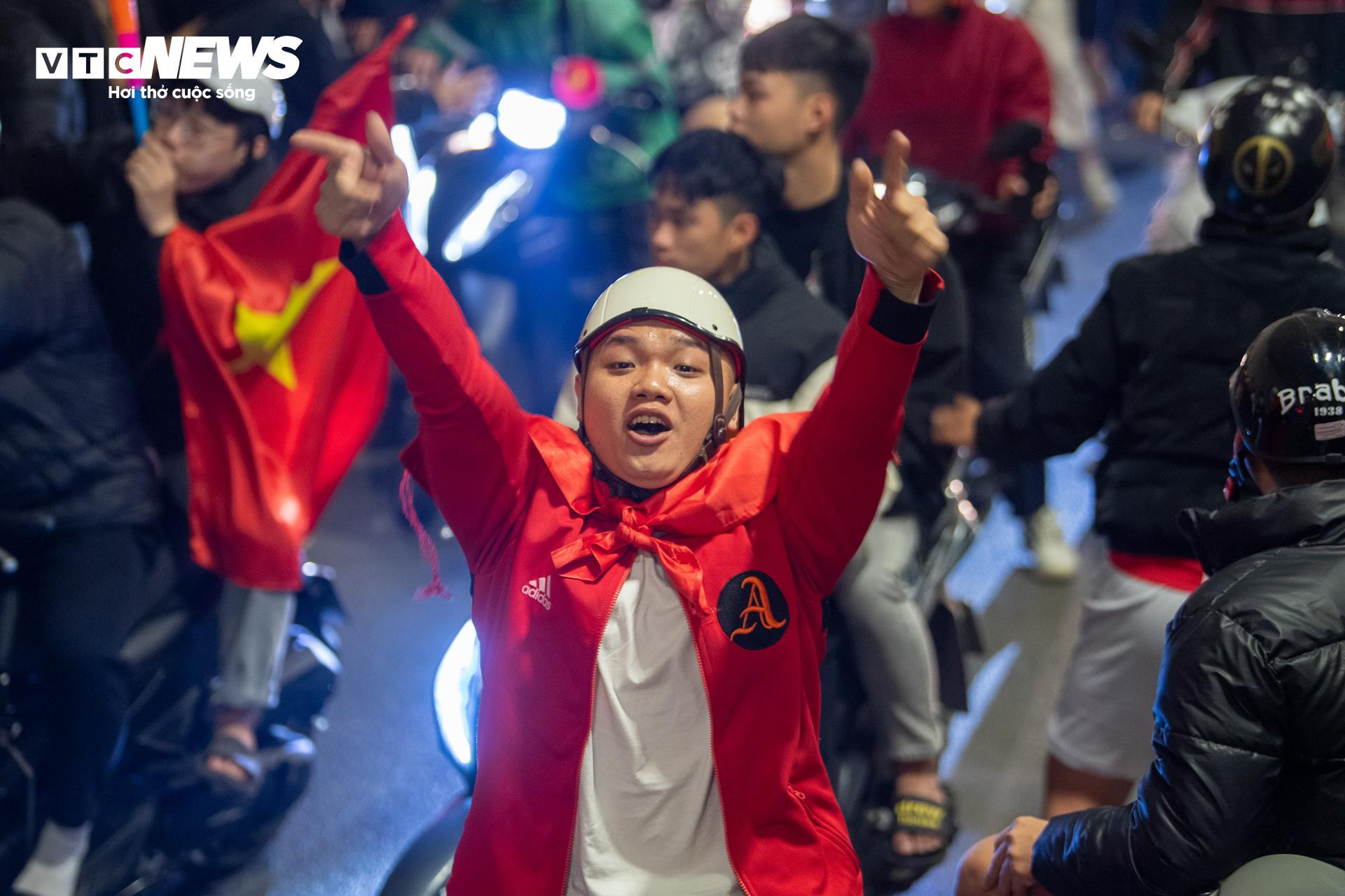 Cờ đỏ sao v&agrave;ng rực rỡ tại H&agrave; Nội mừng U23 Việt Nam v&agrave;o b&aacute;n kết U23 ch&acirc;u &Aacute; - Ảnh 6.