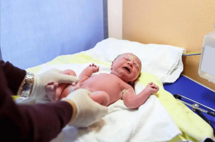 Em b&eacute; vừa ch&agrave;o đời mỉm cười với mẹ nhưng b&aacute;c sĩ lại ngay lập 