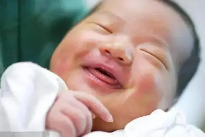 Em b&eacute; vừa ch&agrave;o đời mỉm cười với mẹ nhưng b&aacute;c sĩ lại ngay lập 