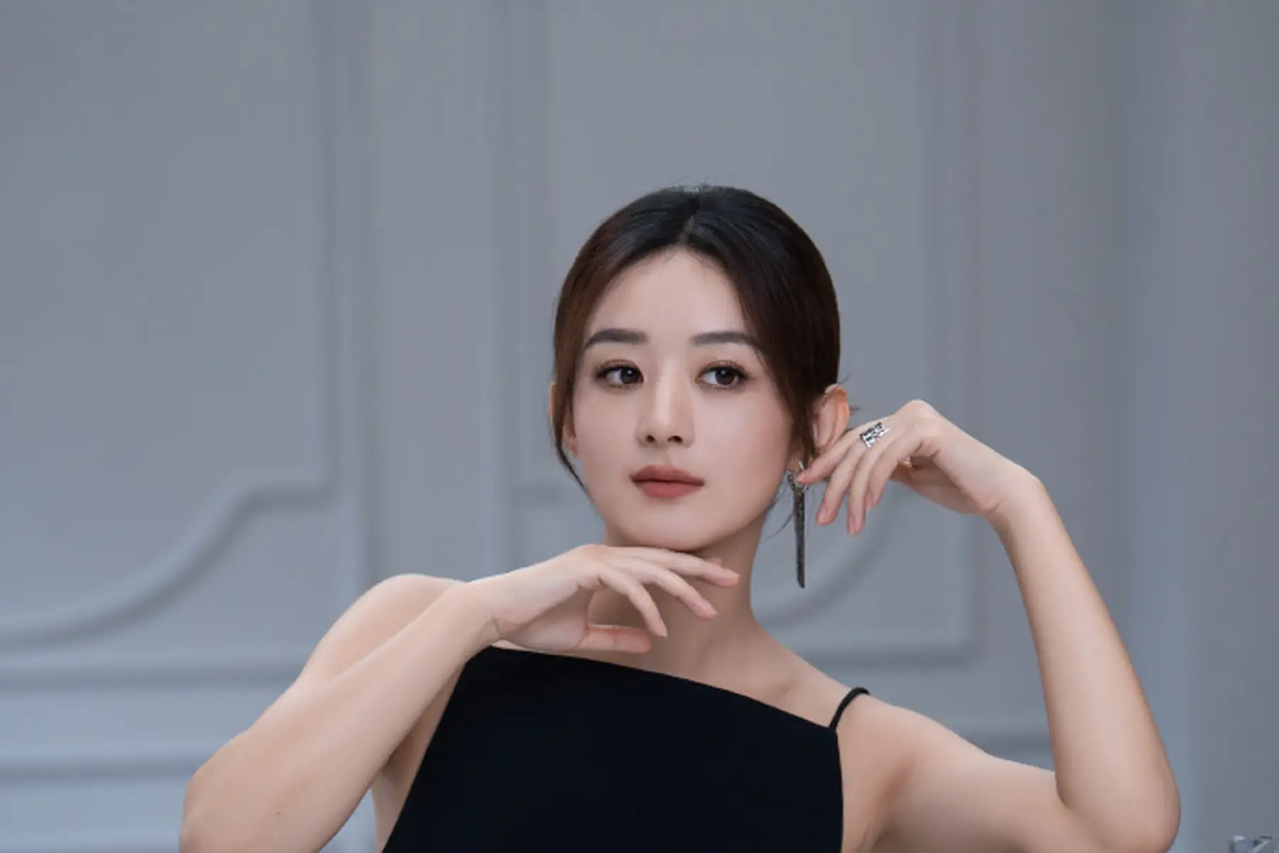 Học Triệu Lệ Dĩnh mặc màu đen sang chảnh: Quý cô tuổi nào diện sắc màu này vào tháng 12 Âm lịch sẽ hút trọn may mắn? - Ảnh 2.