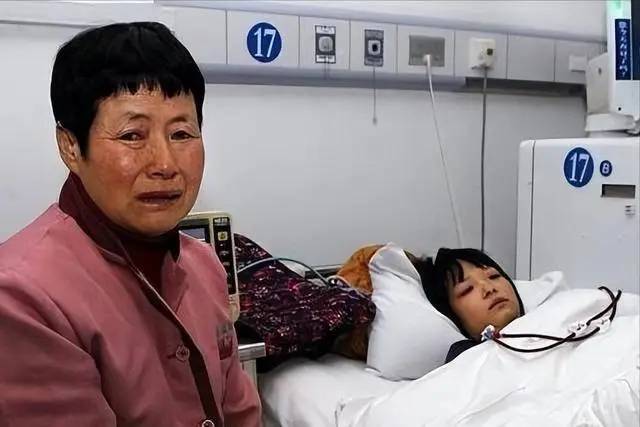 27 tuổi được chẩn đoán ung thư âm đạo, cô gái trẻ gục ngã, người mẹ day dứt 